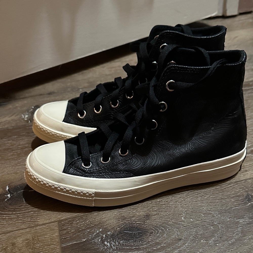 Sleek Black and White High-Top Sneakers - Picture 3 of 8